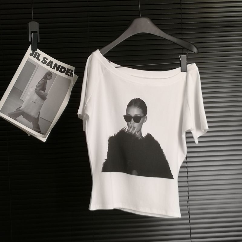 เสื้อโอเวอร์ไซส์วินเทจ แฟชั่นเกาหลี ปาดไหล่ ข้างเดียว สีเทา สกีนลาย เสื้อยืดสวยๆผู้หญิงที่กําลังฮิต สาวอวบใส่ได้ คอกว้าง - รูปที่ 2