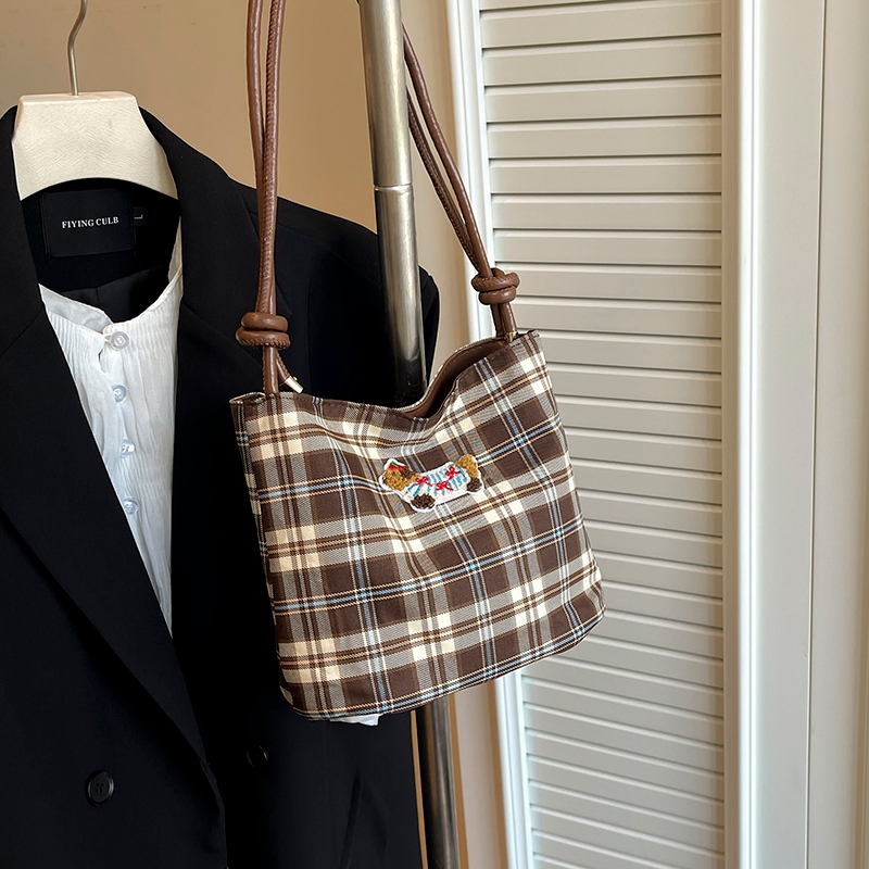 (B-2201)🔥กระเป๋าสะพายไหล่ สไตส์นี้เท่มาก แฟชั่นมาใหม่ แฟชั่นฤดูใบไม้ผลิต กระเป๋าขนาดใหญ่จุของได้เยอะ ลายสก็อต 2สี