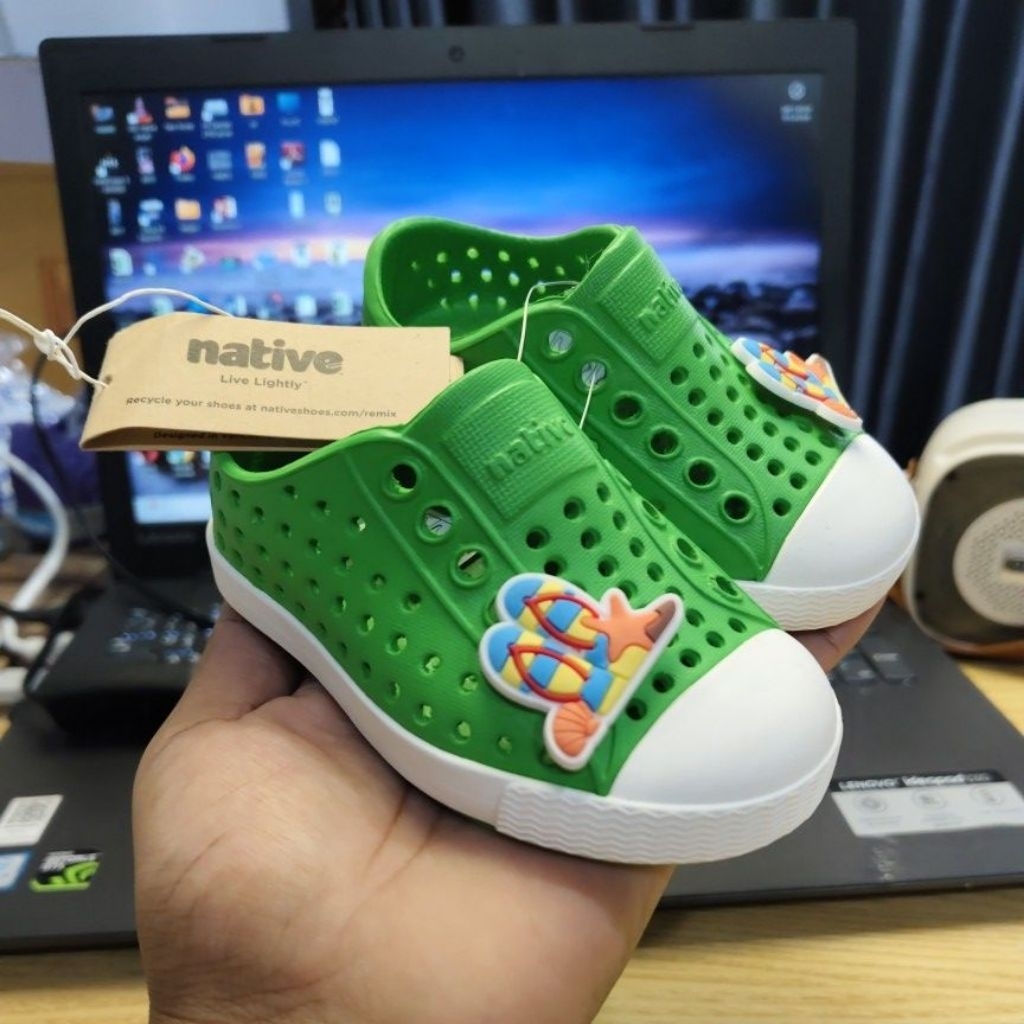 รองเท้า native เด็กมือ1