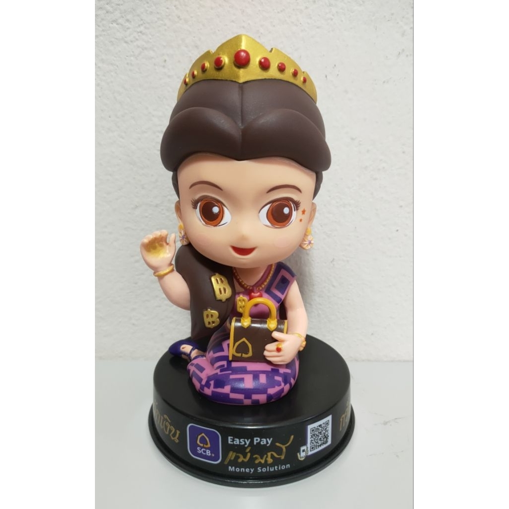 แม่มณี 2B ของธนาคารไทยพาณิชย์ ของใหม่พร้อมถุง 
ขนาดแม่มณี ฐานกว้าง 9 cm. ครึ่ง สูง 17 cm. ครึ่ง