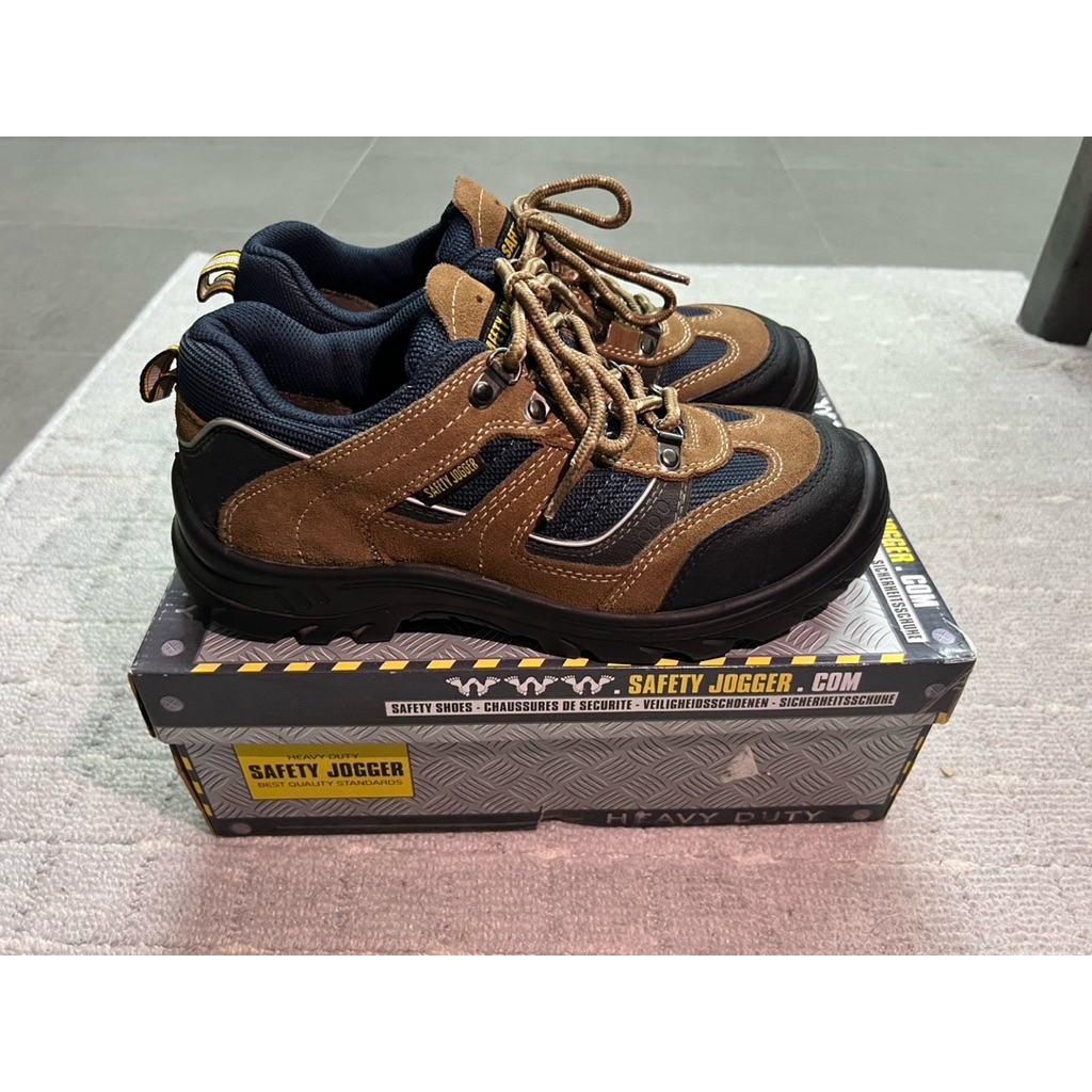 รองเท้าเซฟตี้ Safety jogger.  Size 8 US.