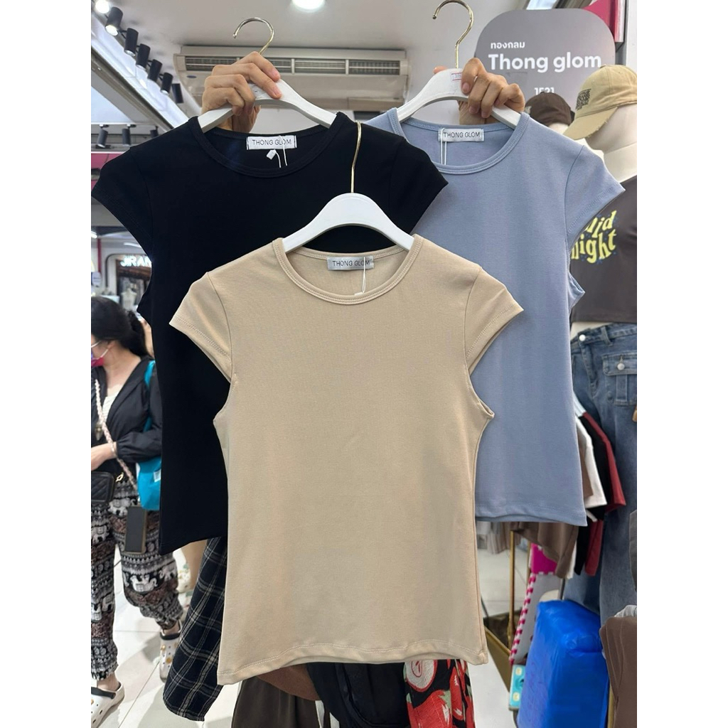 #Thong glom เสื้อครอปเบบี้ทีผ้ายูนิโคล่พร้อมเสริฟ์ค่า ทรงช่วงเอวเข้ารูปชายบานเล็กน้อย แขนเต่อสวยเนียบ