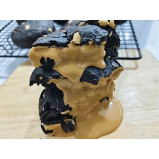 Midnight peanut butter stuffed soft cookies. ชิ้นละ 80 กรัม