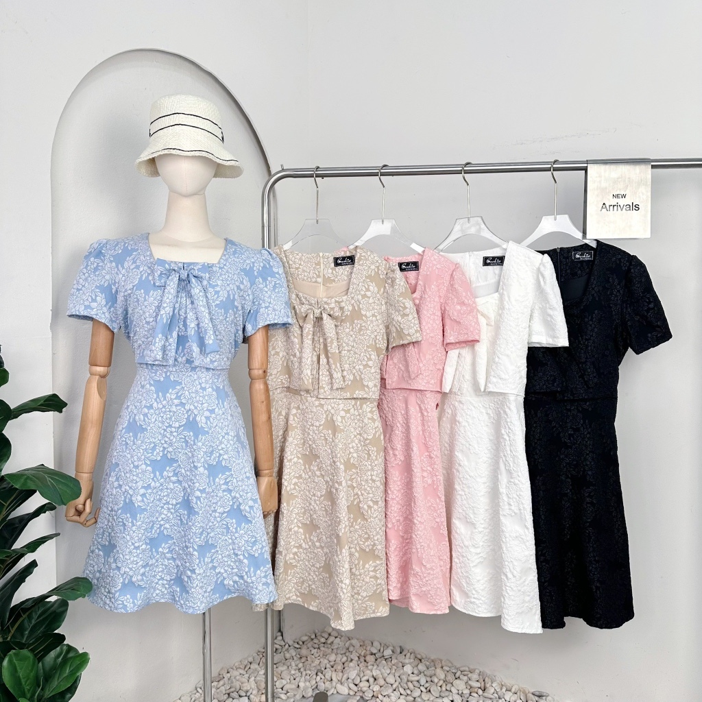 Mook_shop เดรสลัคชูลายดอกไม้ ทรงเสื้อกั๊กคอเหลี่ยมแต่งโบว์ ชุดแฟชั่น