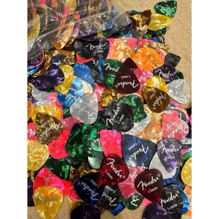 Pick Guitar Fender ทรงหยดน้ำสามเหลี่ยมมี2 ขนาด0.46กับ0.71 ให้ลูกค้าเลือกตามที่ถนัดนะคะงานเขาจะเหนียว ทนทานแข็งแรง
