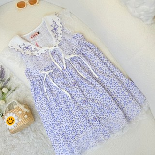 [LISA] A1121 ชุดเดรสกระโปรงแขนกุดแต่งปกกระดุมดอกไม้ผ่าหน้าสา…