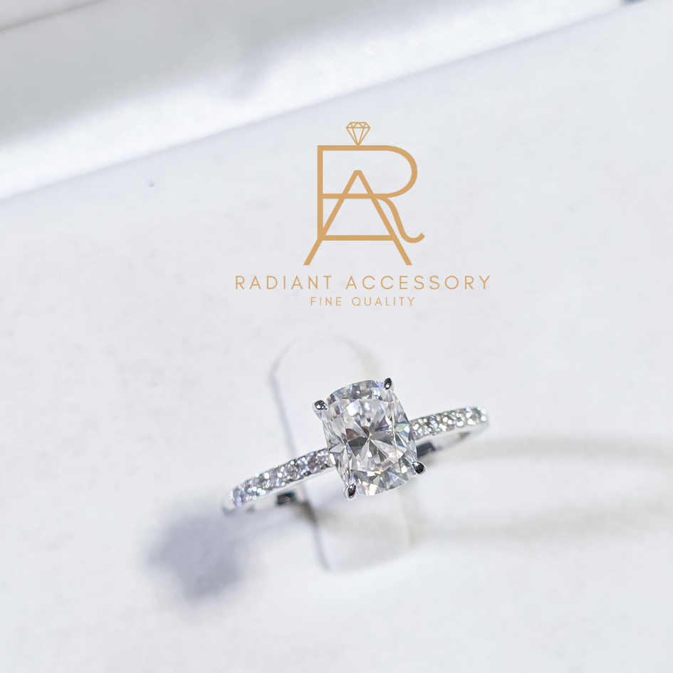 แหวนเงินแท้เม็ดชูฝังเพชร Moissanite 2 กะรัต Long cushion cut ชุบทองคำขาว ฝังบ่าข้าง