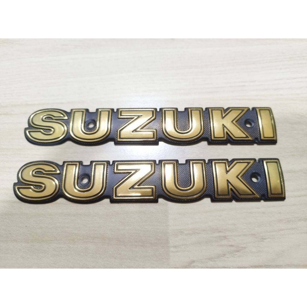 โลโก้ตกแต่งข้างถังน้ำมันจักรยานยนต์SUZUKIขนาด25x161cm.วัสดุอลูมิเนียมอัลลอยจำนวน 2ชิ้น