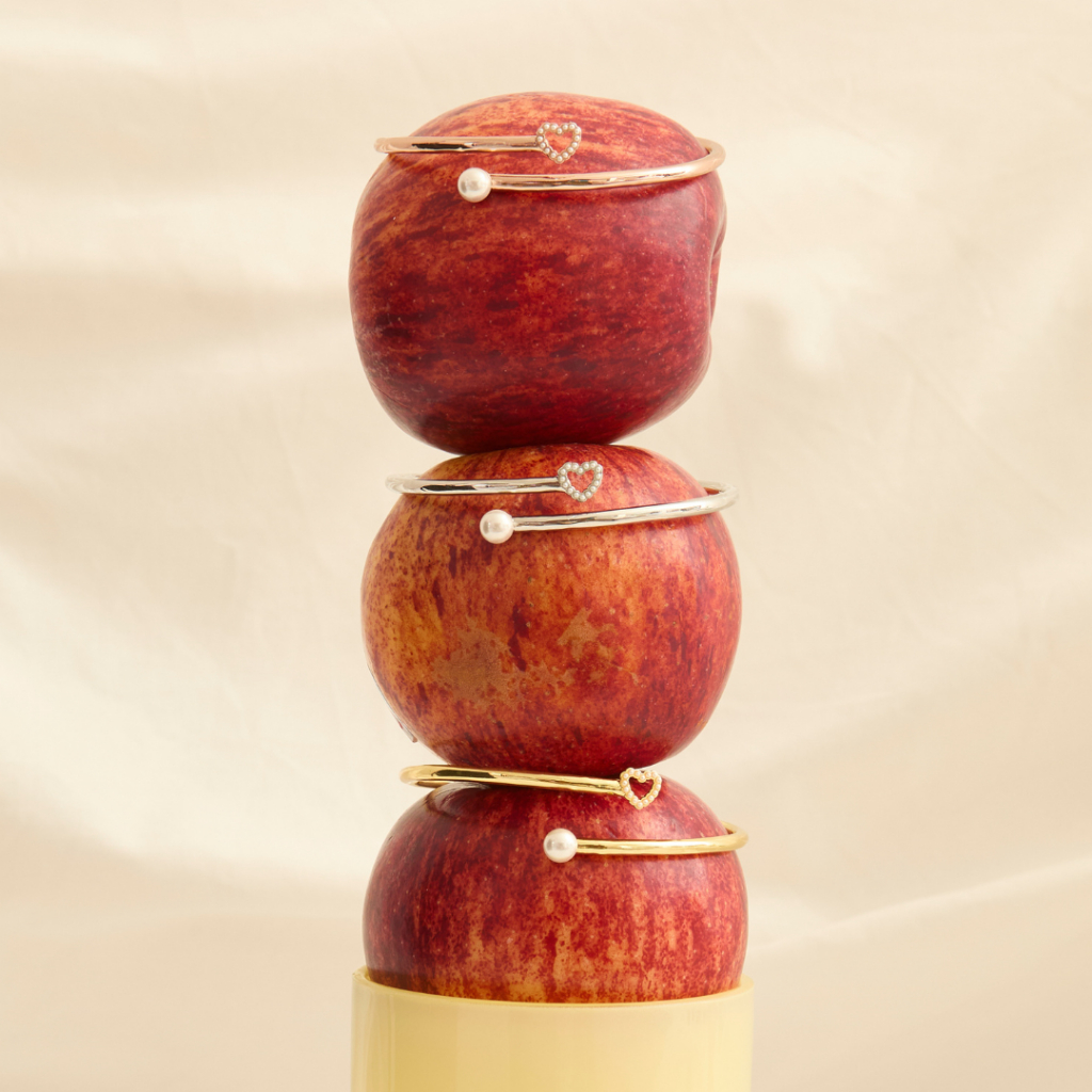 Petite Faye Bracelet กำไลข้อมือหัวใจและไข่มุก