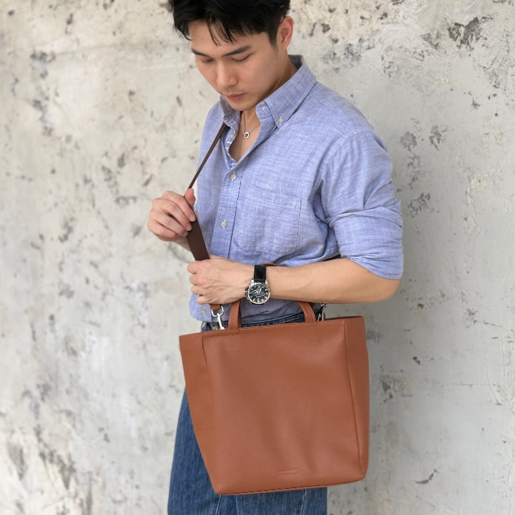 กระเป๋าสะพายข้าง unisex tote bag   Borboleta รุ่น Ayden M  หนังวีแกน กระเป๋าทำงาน Quite Luxury Bag