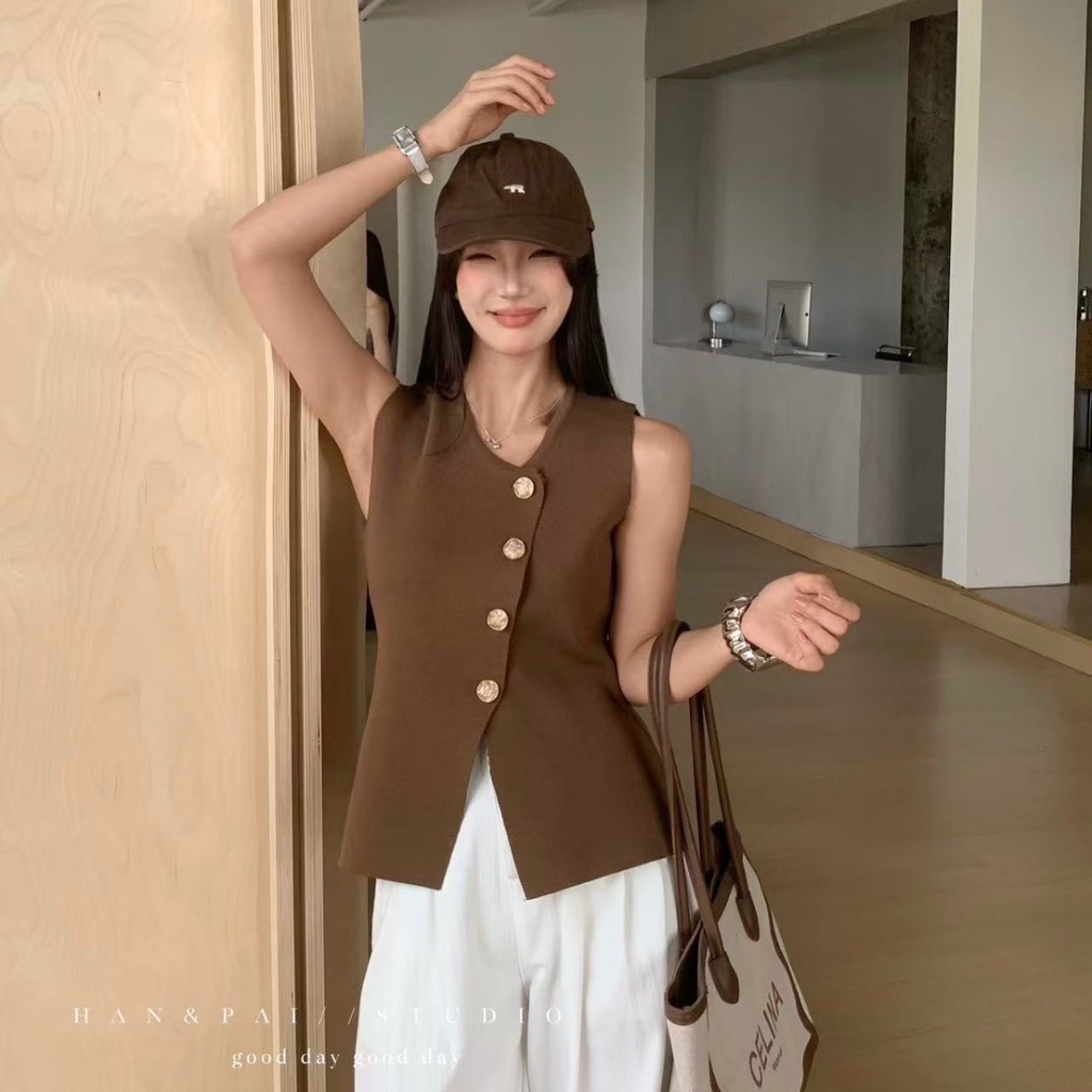 Mook_shop เสื้อไหมพรมแขนกุดกระดุมทอง เสื้อผ้าแฟชั่น เสื้อผ้าผู้หญิง