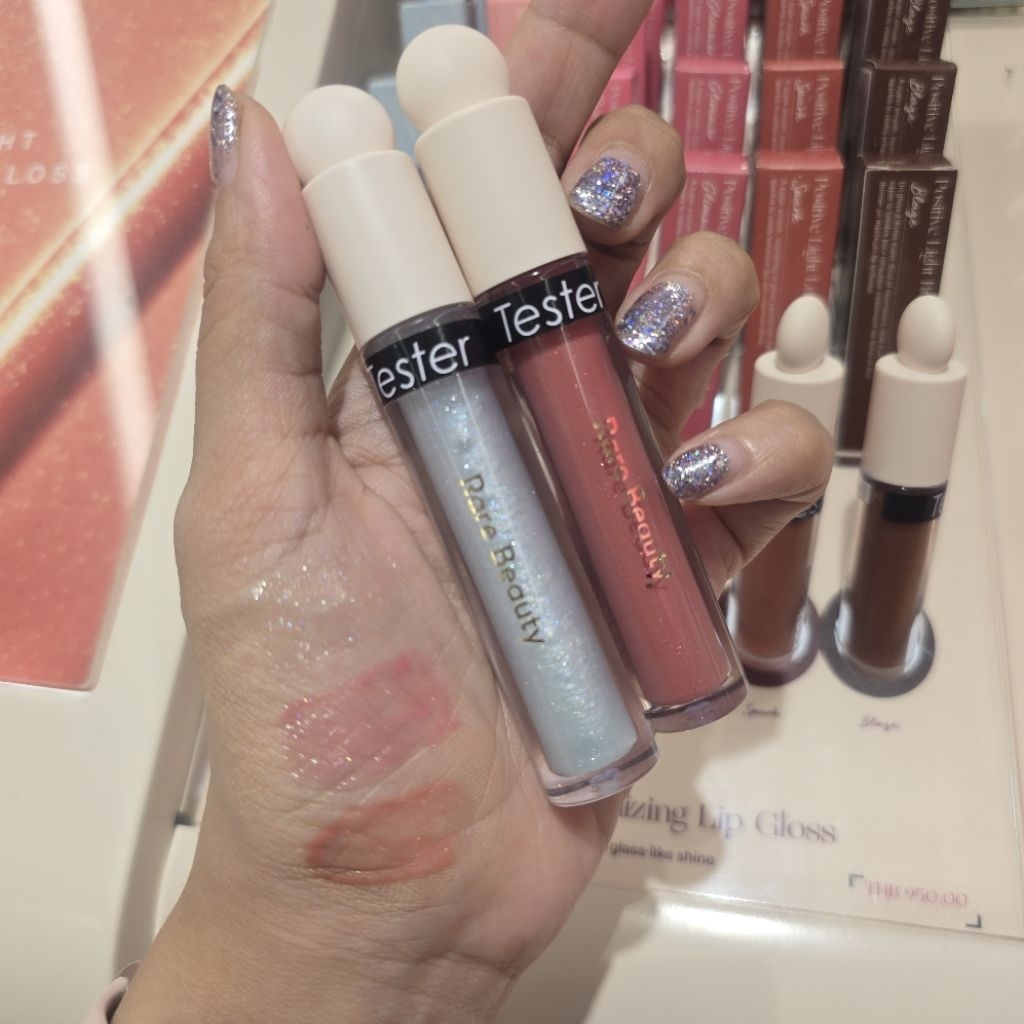 🩵Rare Beauty Positive Light Luminizing Lip Glossสี Dazzle เป็นลิปบำรุงเนื้อกลอสที่ไม่เหนียวปาก ปากชุ