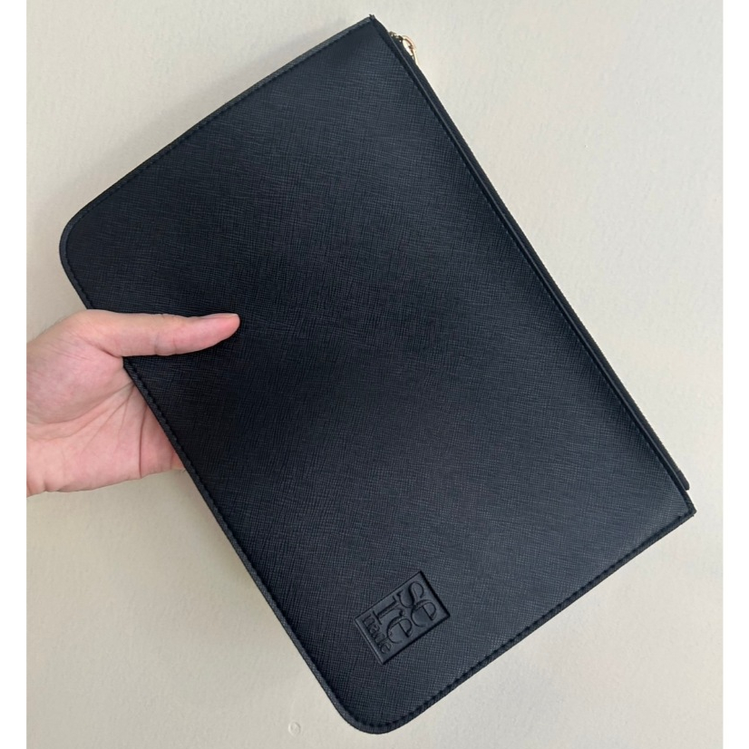 [ของใหม่ พร้อมส่ง]กระเป๋า Serenade Pouch Limited Edition หนังสีดำ ซิปเหล็ก บุผ้าด้านใน ขนาด 20x30 ซม