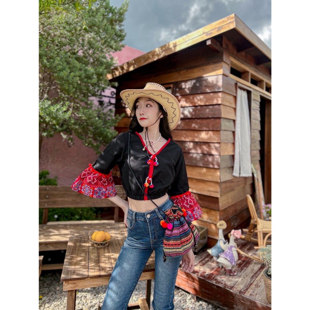 เสื้อครอปคอวีเด็กดอยแต่งขอบปอมจิ๋วแขนระบาย