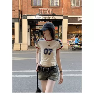 Beryl เสื้อยืดผู้หญิงแฟชั่น เสื้อยืดพิมพ์ลาย แขนสั้นคอกลม สไตล์อเมริกัน ทรงเข้ารูป การออกแบบลายทาง
