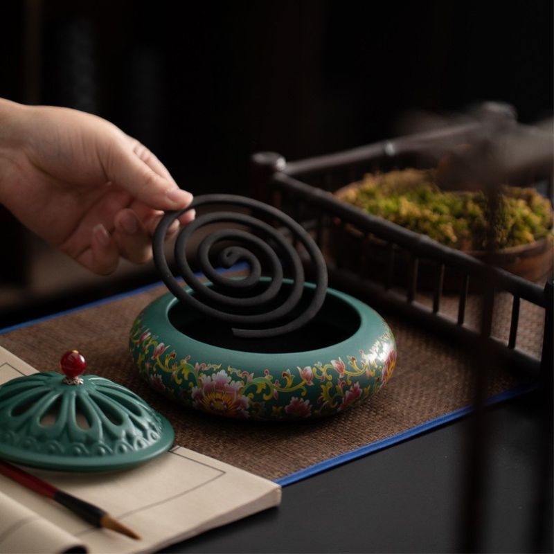 กระถางธูปกำยาน เซรามิก ลายดอกไม้มงคลสีสันสวยงาม สัญลักษณ์ความสงบ และความเคารพต่อสิ่งที่บูชา - รูปที่ 7