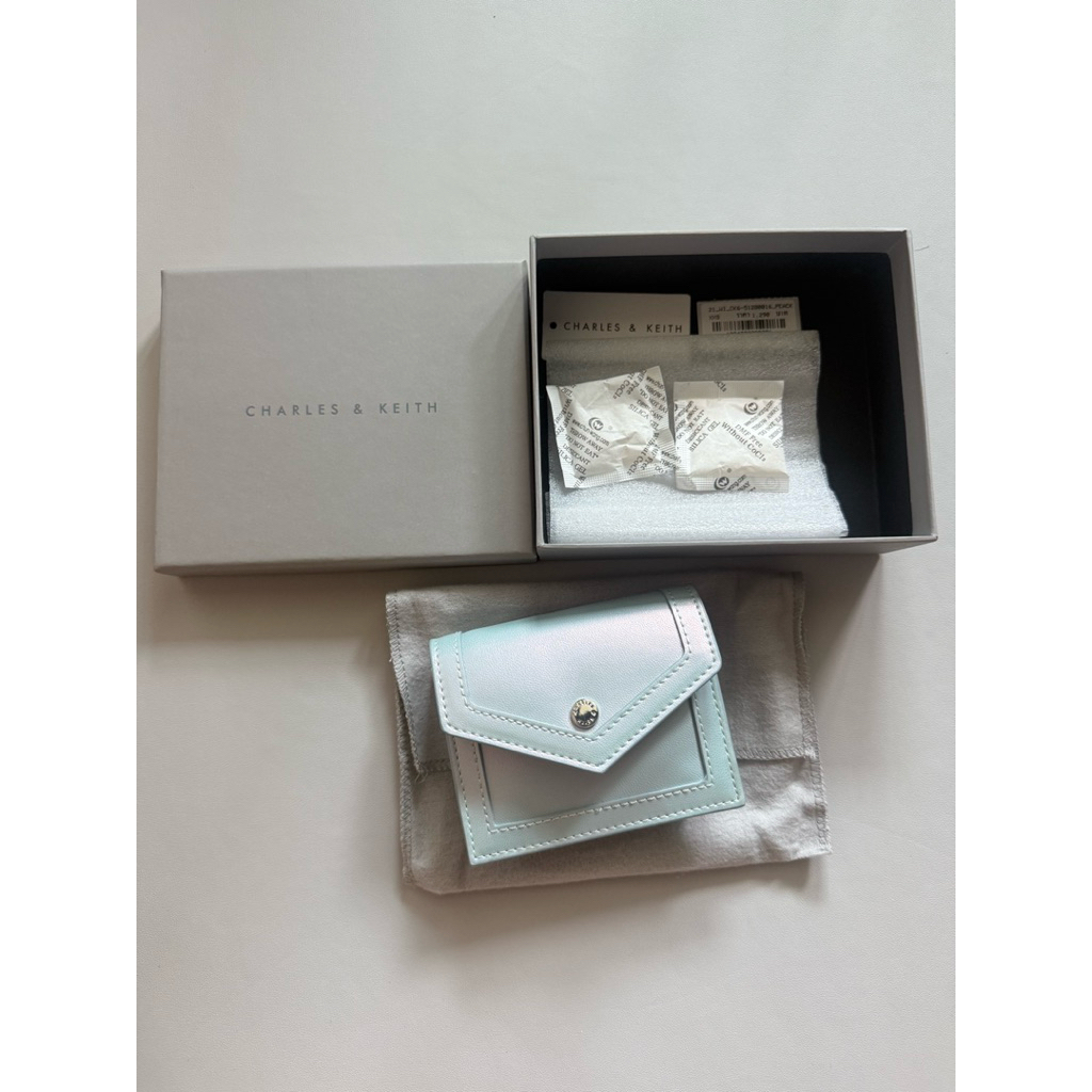 charles & keith กระเป๋าสตางค์ สีเงินฟ้า