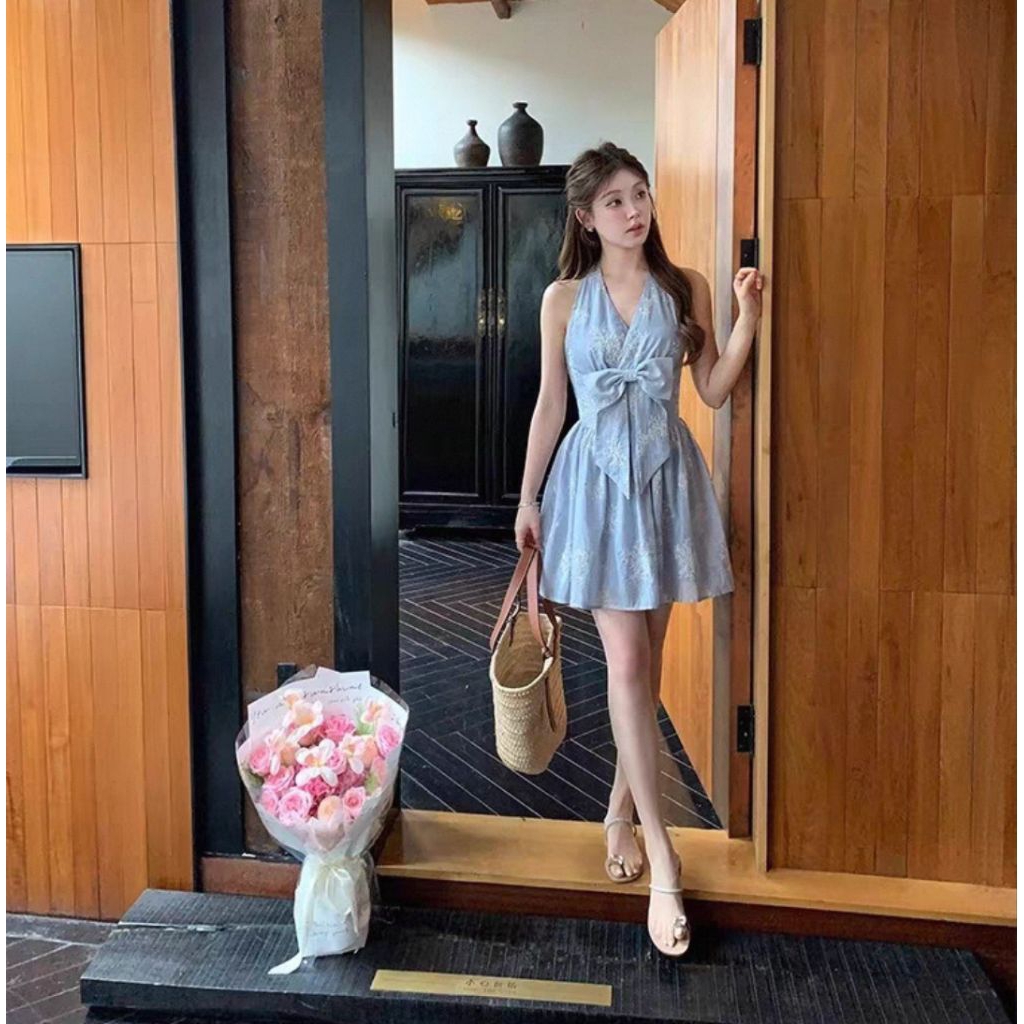 เดรสสไตล์ฝรั่งเศสลุคพักผ่อน คอวี ปักลาย สีน้ำเงิน เปิดไหล่สายคล้องคอ แขนสั้นติดโบว์ เอวเข้ารูป กระโปรงสั้น

