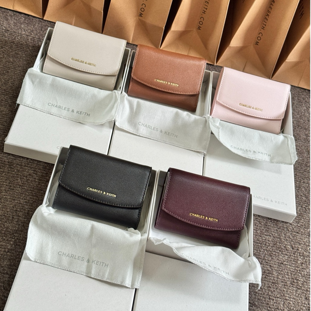 Charles & Keith กระเป๋าสตางค์ด้านหน้าทรงโค้งรุ่น Briony [โค้ดแฟชั่นลด 30%]