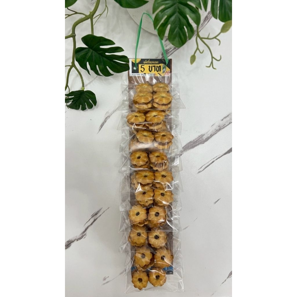 ขนมปังไส้สับปะรด ขนมแผง 38 บาท มีทั้งหมด 10 ชิ้น อร่อยคุ้มค่าราคาสบายกระเป๋า