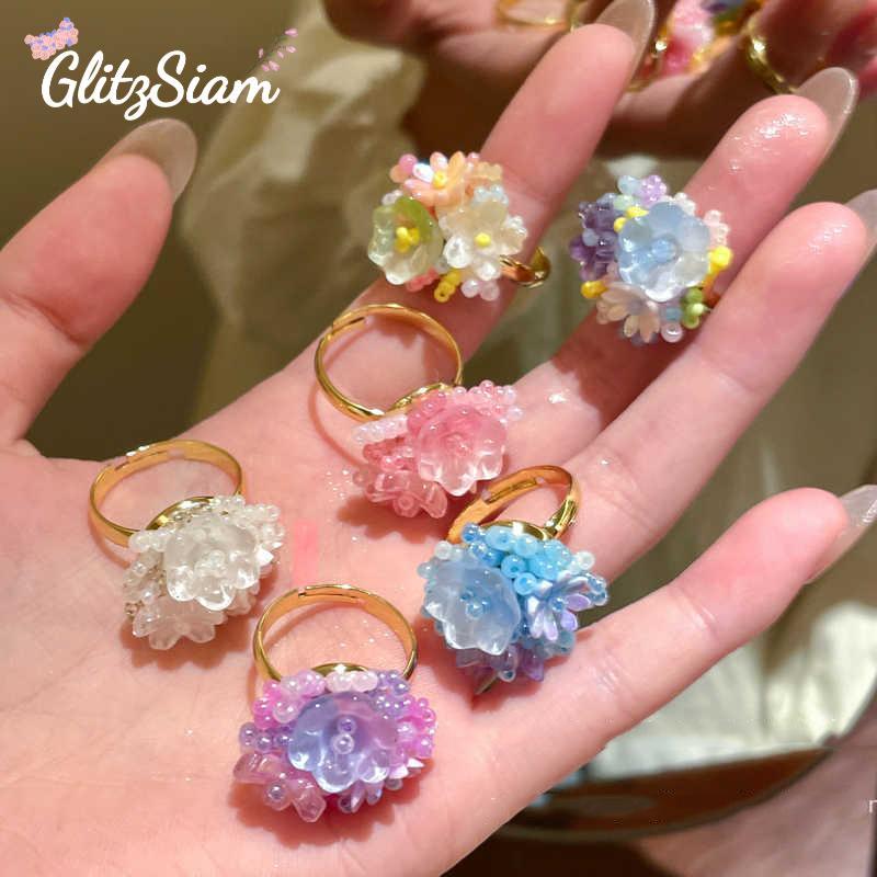 Glitzsiam💮💮แหวนดอกไม้สีสันสดใส แหวนหวานๆ สำหรับผู้หญิง มีให้เลือกหลายสี สีสันสดใส สไตล์รีสอร์ทริมทะเล.