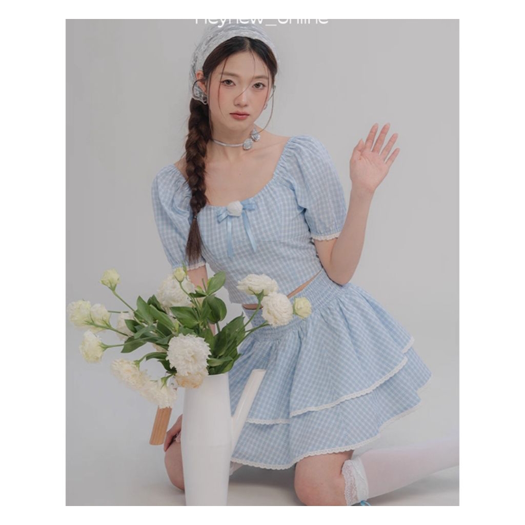 ชุดเซ็ท 2 ชิ้น สไตล์หวานน่ารัก ดีเทลลูกไม้แขนพัฟ ดอกไม้สามมิติ ท่อนบนสั้น แมตช์กับกระโปรงเอวสูงทรงเค้กหลายชั้น ราคา ถูกที่สุด ดีลบีเคเค