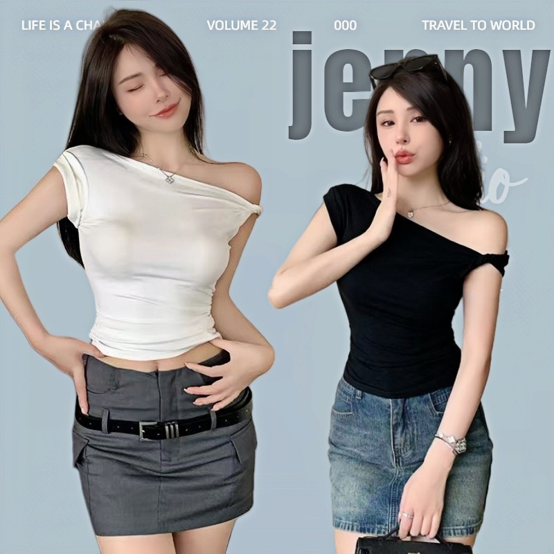 Jenny พร้อมส่ง🍒เสื้อครอป เสื้อรัดรูปเซ็กซี่ผู้หญิง ผ้ายืดแขนสั้น ปาดไหล่ข้างเดียว สไตล์เวียดนาม ดีไซน์เก๋ไก้ กำลังฮิต