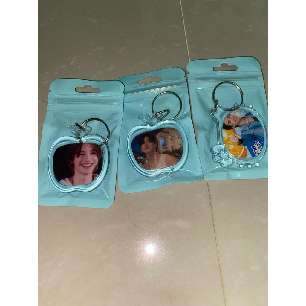 พวงกุญแจวงBusสุ่มลาย