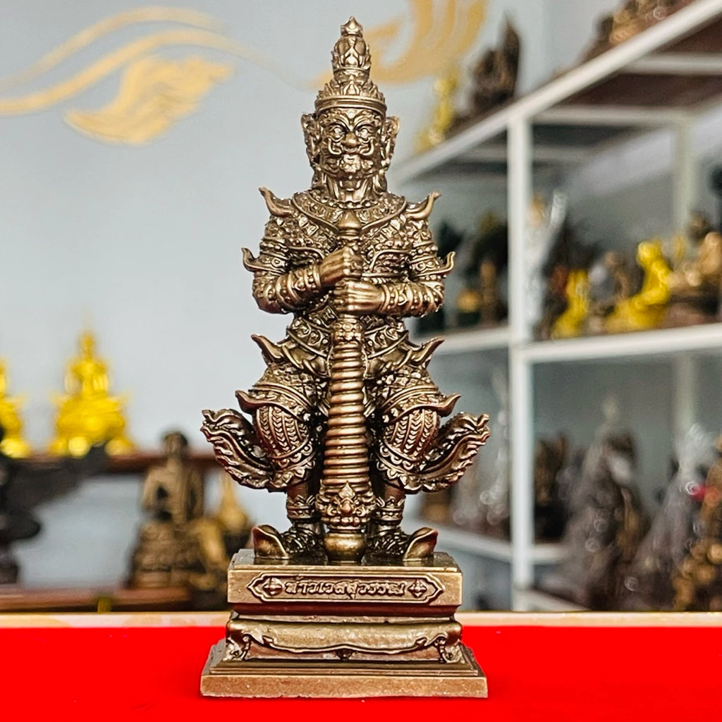 ท้าวเวสสุวรรณ แร่เหล็กน้ำพี้ ขนาดเล็ก ฐานกว้าง2นิ้วสูง4.5นิ้ว เเถมฟรีคาถาบูชา พระผงแร่เหล็กน้ำพี้ เเละทูป