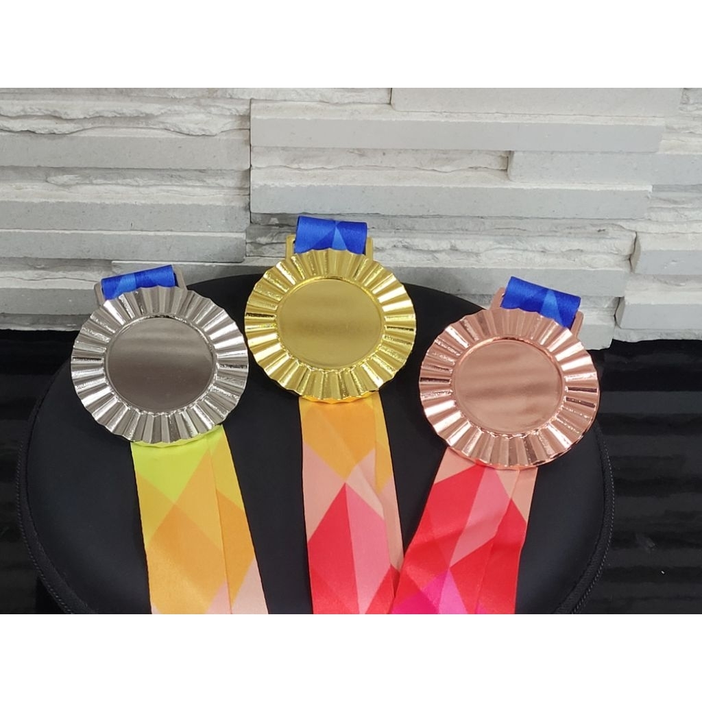 เหรียญรางวัลโลหะขนาด 6 ซม.พร้อมสายคล้องคอผ้าโพลีสกีนสีสันสดใส(พร้อมส่งตรงจากโรงงานผลิตในไทย)