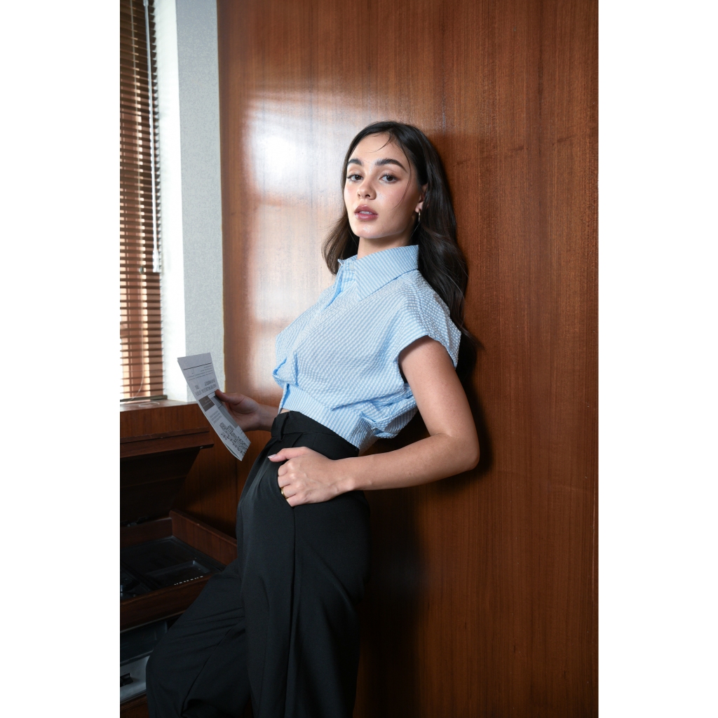 IN R-SQUARED [INR2] Emily Crop - ครอปเชิ้ต เอวจั๊ม ดีเทลจีบหน้าหลัง