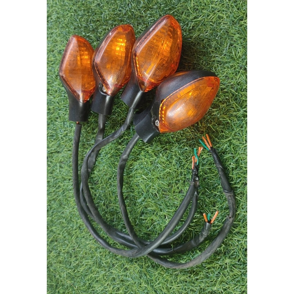 ไฟเลี้ยวHonda CBR650,CB650,CBR500มือ2งานแท้ 3สาย ไม่มีปลั๊ก ( ปลั๊กตัด )ไฟจะเป็น3สายแยกไฟฉุกเฉิน/ผ่า