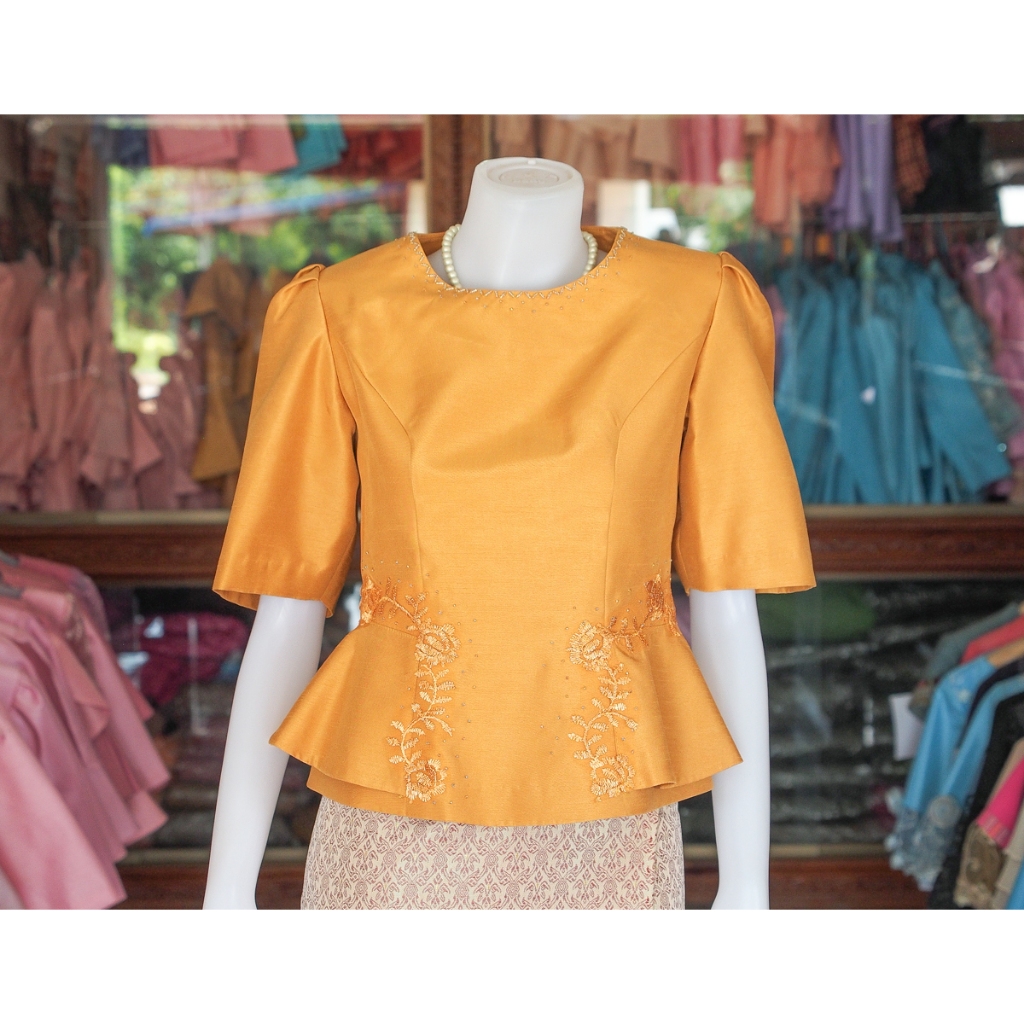 เสื้อผ้าไหมแพรทองแต่งลูกไม้ สีทอง