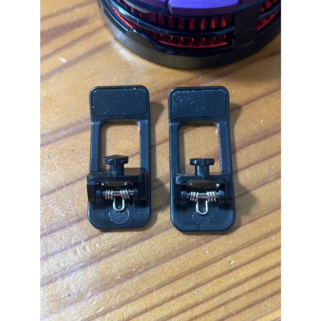 ขาหนีบ 1 คู่ สำหรับพัดลมระบายความร้อนมือถือใช้ได้ หลายยี่ห้อ เช่น CX08,CX08 Pro,CX08 Ai,CX06,CX07