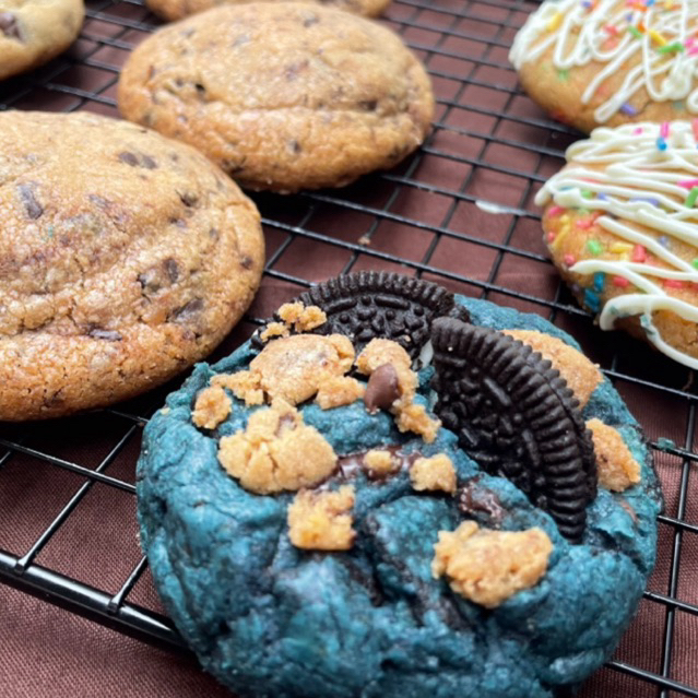 My Monster cookie(blue cookie brown butter dough witn oreo and white&dark chocchip)