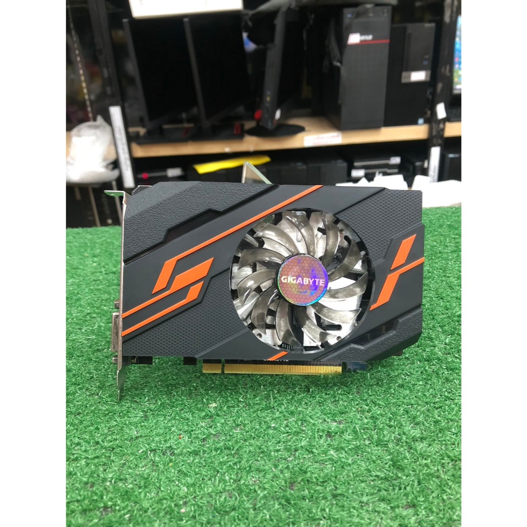 การ์ดจอ GT1030 2GB ยี่ห้อ GIGABYTE มือสอง ช่องเสียบ HDMI + DVI ดำ/ส้ม
