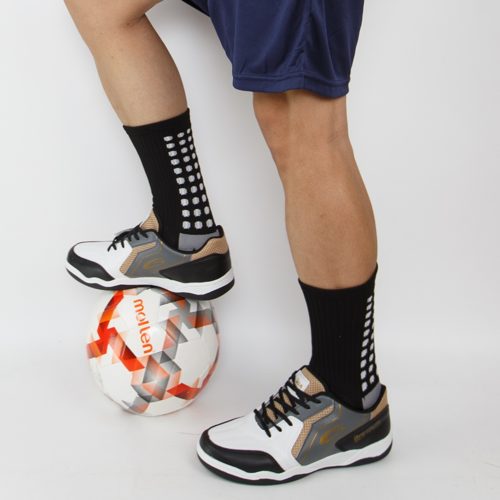 รองเท้ากีฬารองเท้าเท้าฟุตซอล GIGA (FG424) แถมฟรี! ถุงเท้ากันลื่น ดำพื้นขาว 1 คู่ งานไทยของดีคุ้ม