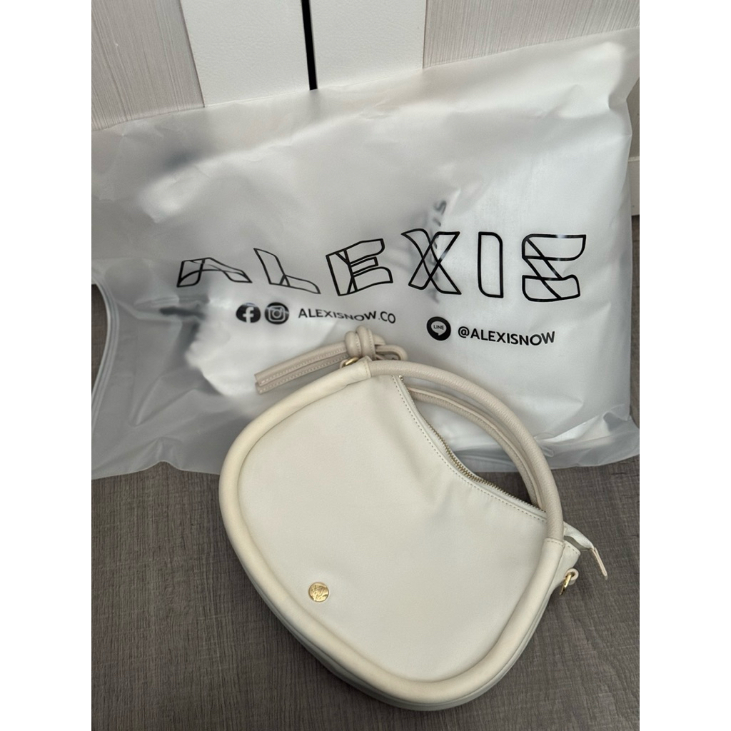 กระเป๋า Alexis อุปกรณ์ครบ