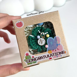 พร้อมส่ง 💝 พวงกุญแจ ใบโคลเวอร์ (คละสี) [พร้อมกล่อง] จี้ ตัวอักษร A - Z ดอกไม้ถัก โคลเวอร์ ถักโครเชต์ ของปัจฉิม ของแจก