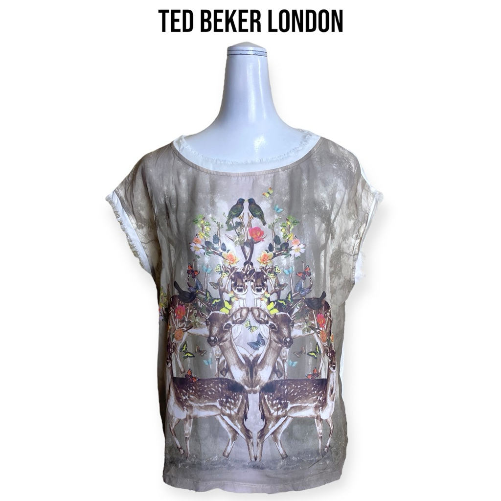 Ted Baker London เสื้อเบลาส์พิมพ์ลายกวางและดอกไม้