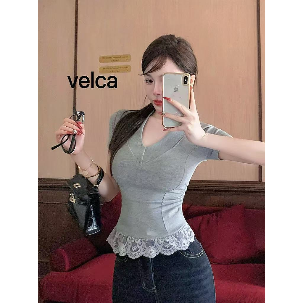 Velca เสื้อยืดแขนสั้นคอวีหญิงสาวร้อน  เสื้อท็อปสตรีลูกไม้เซ็กซี่  ทรงสลิมฟิต สไตล์ใหม่