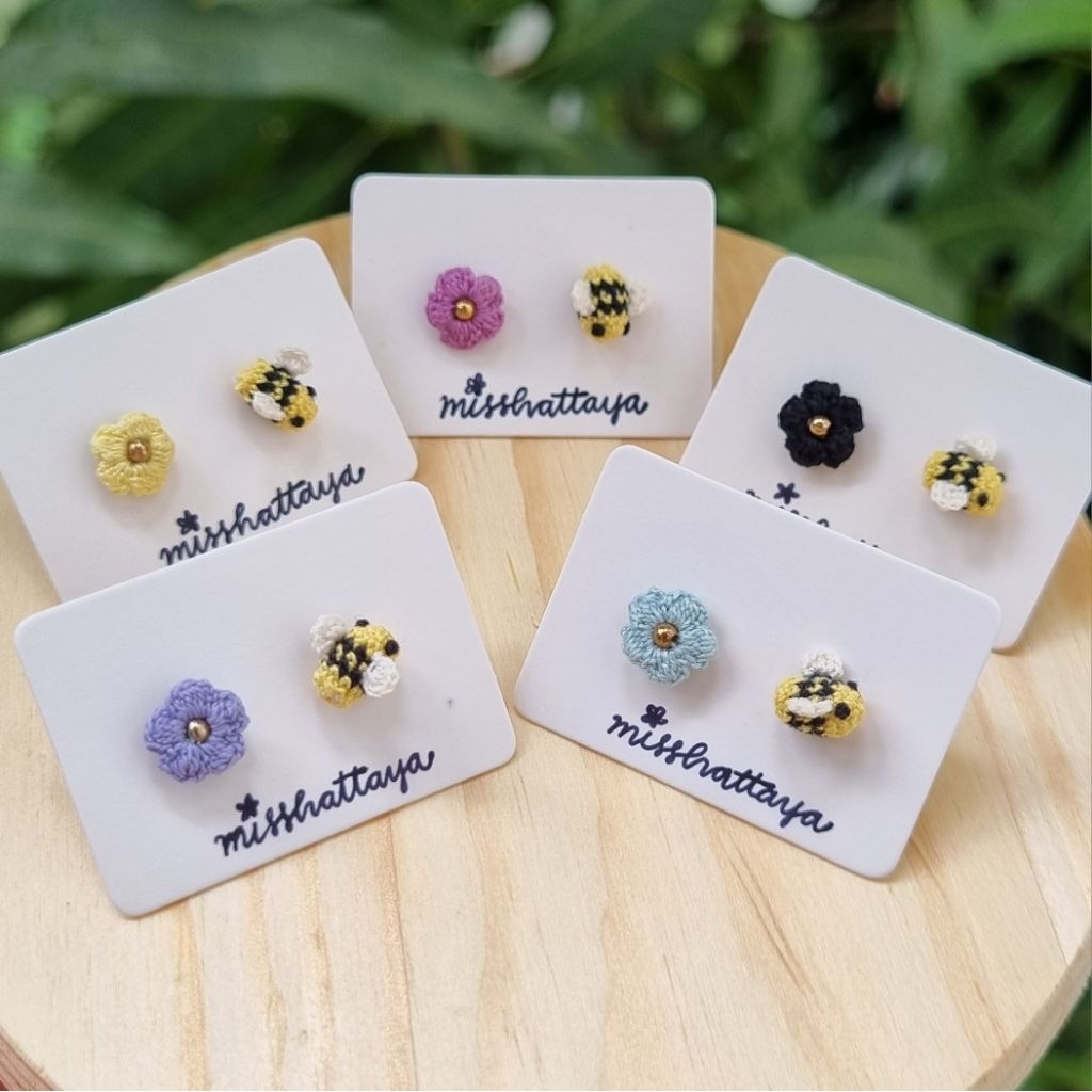 ต่างหูโครเชต์ 🌸 ดอกไม้จิ๋วคู่กับผึ้งจิ๋ว 🐝 ขนาด 0.8 ซม.