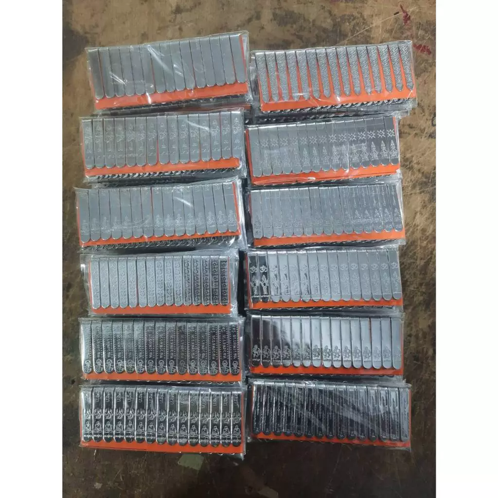 แหนบห้อยพระสแตนเลส ลายพระ (1แผง15ชิ้น)