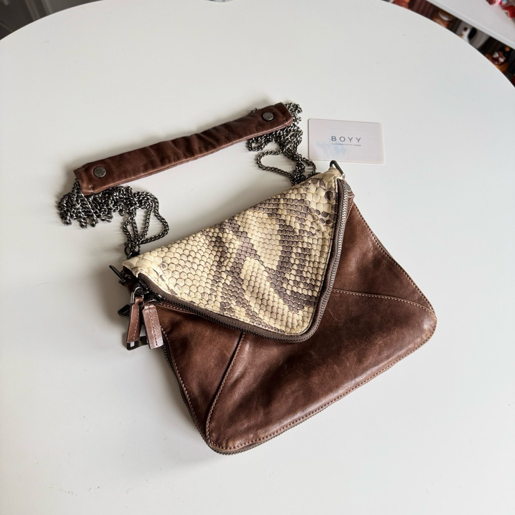 รบกวนสอบถามก่อนสั่งซื้อ‼️Very Good condition‼️Boyy slash mini หนังงู รุ่นคลาสสิคค่า น้ำหนักเบา ใช้ง่