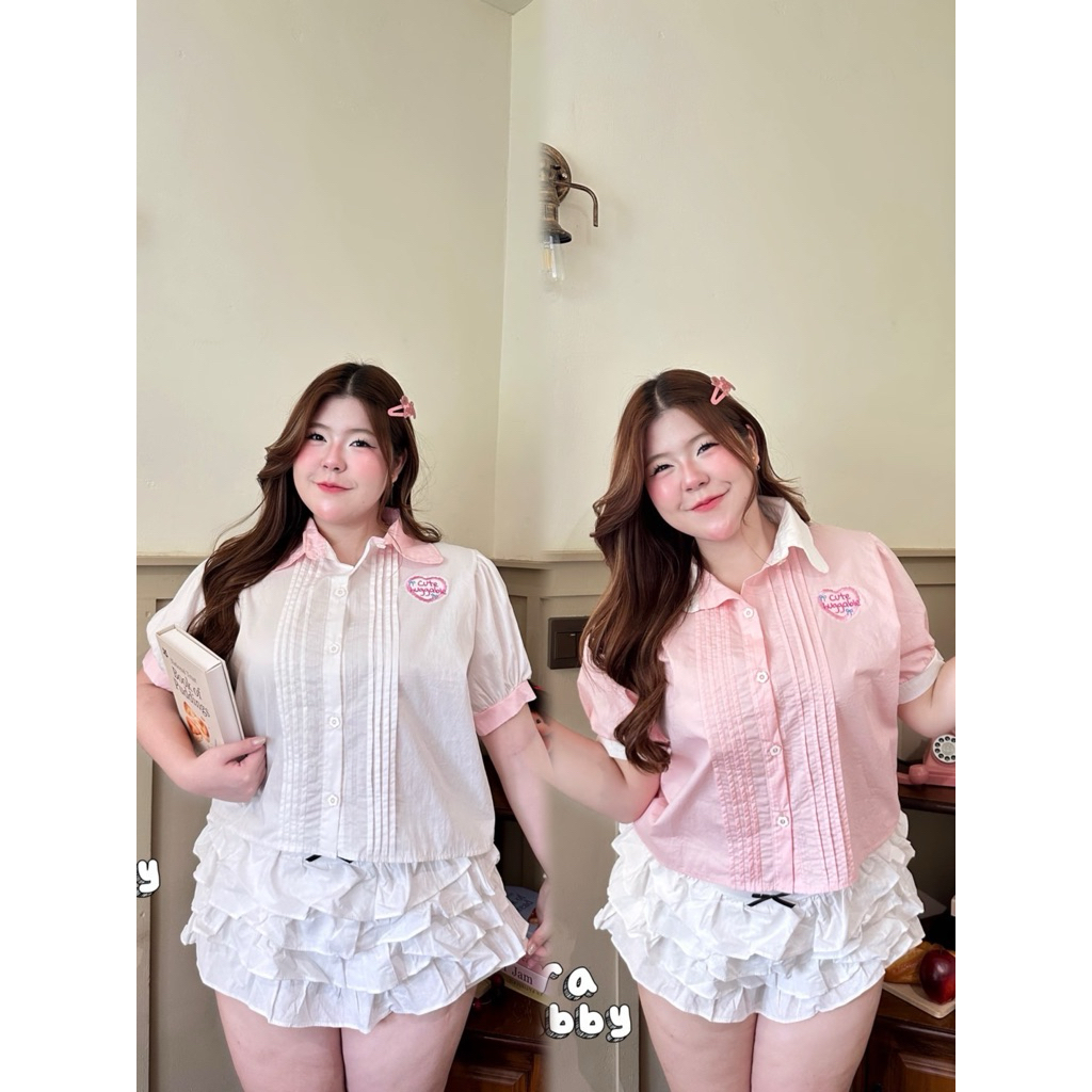 JIRA CHUBBY เสื้อคอปกรีดจีบหน้า งานปักหัวใจ cute huggable น่ารักมาก แต่งกระดุมดอกไม้ถอดติดใช้งานได้จ