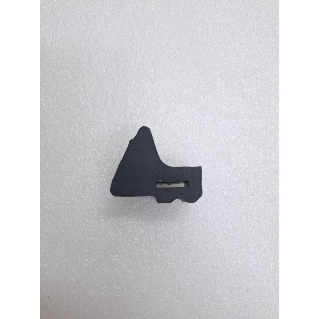 ยางกันกระแทกฝากระโปรงหน้า ราคาต่อชิ้น NISSAN NAVARA D40 65158-EB70A BUMP-HOOD D40 อยู่บริเวณข้างแก้มรถ