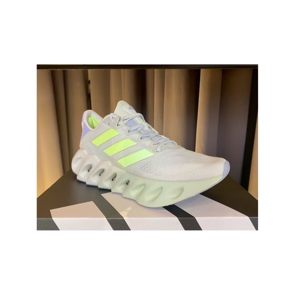 Adidas Switch FWD2 ( *ทักแชท เช็คไซส์ ก่อนสั่งซื้อนะคะ)