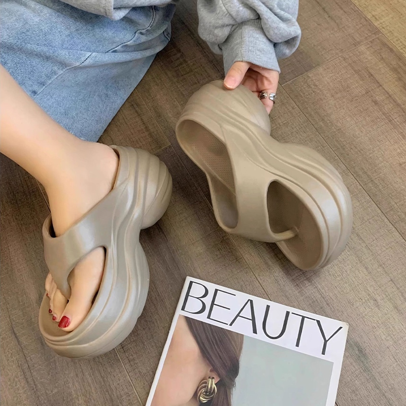 Beemory  รองเท้าแตะหูหนีบแฟชั่น รุ่นนี้งานทรงสวยมาก น้ำหนักเบา เสริมส้นให้แบบปังๆ ดีเทลคือเรียบง่ายมาก สวมใส่ได้ทุกโอก