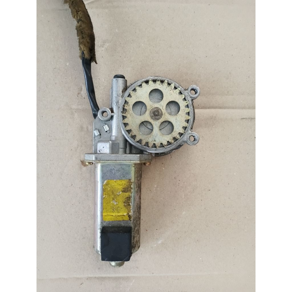 มอเตอร์กระจกไฟฟ้า หน้าขวา ดาก้อนอาย ISUZU DAGON EYE