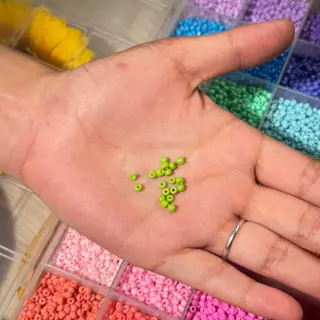 กล่องลูกปัดเม็ดทราย 32 สี ขนาด 3/4 มม. สำหรับงาน DIY (กล่อง+ลูกปัด)